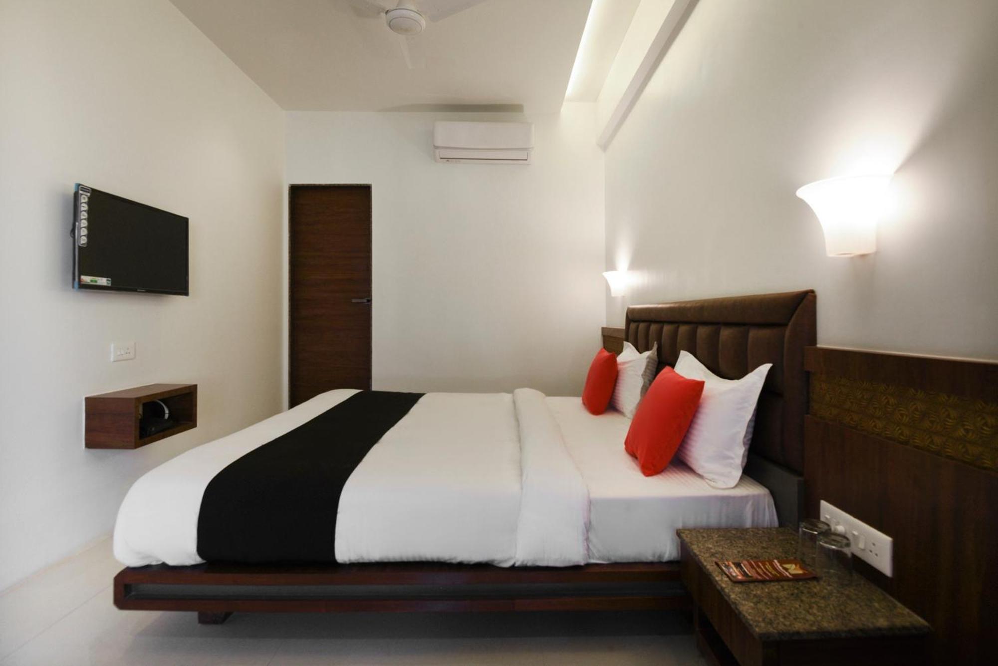 Oyo Flagship Hotel Shreeyash Executive Mangvadi Bagian luar foto