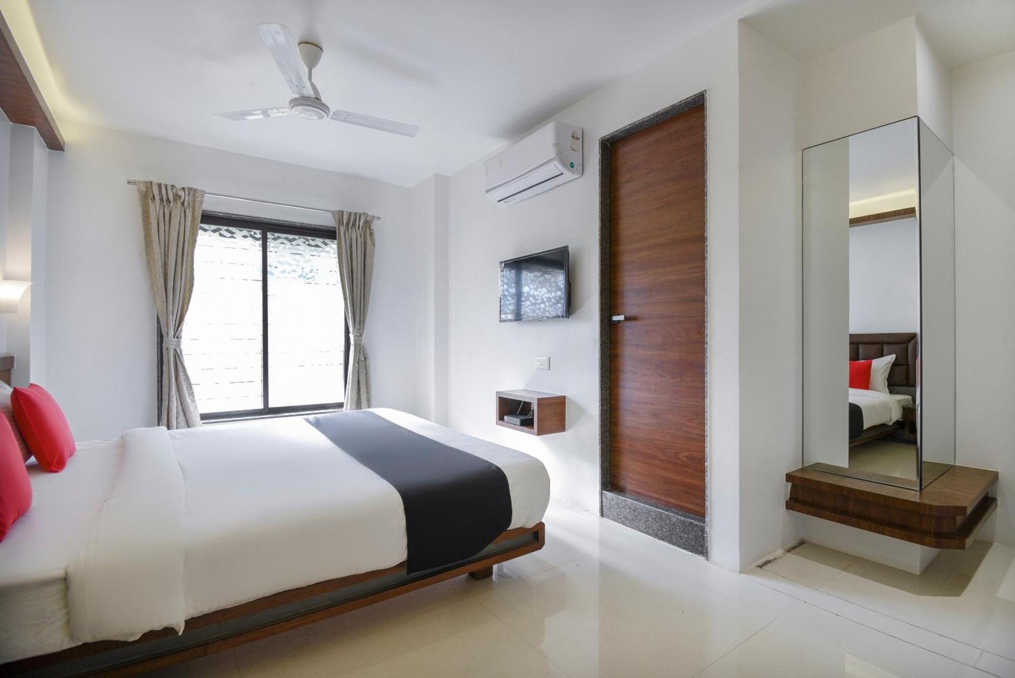 Oyo Flagship Hotel Shreeyash Executive Mangvadi Bagian luar foto