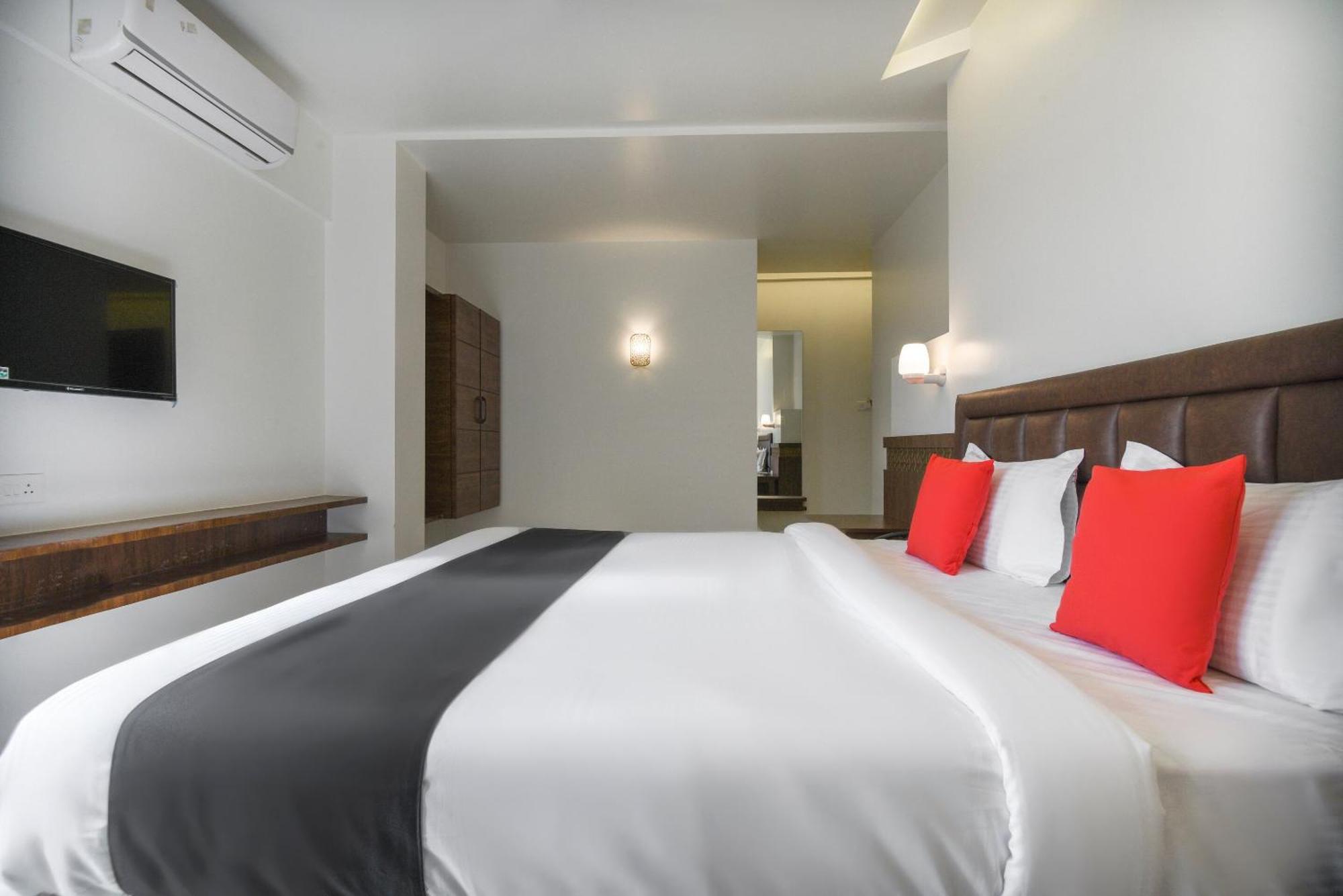 Oyo Flagship Hotel Shreeyash Executive Mangvadi Bagian luar foto