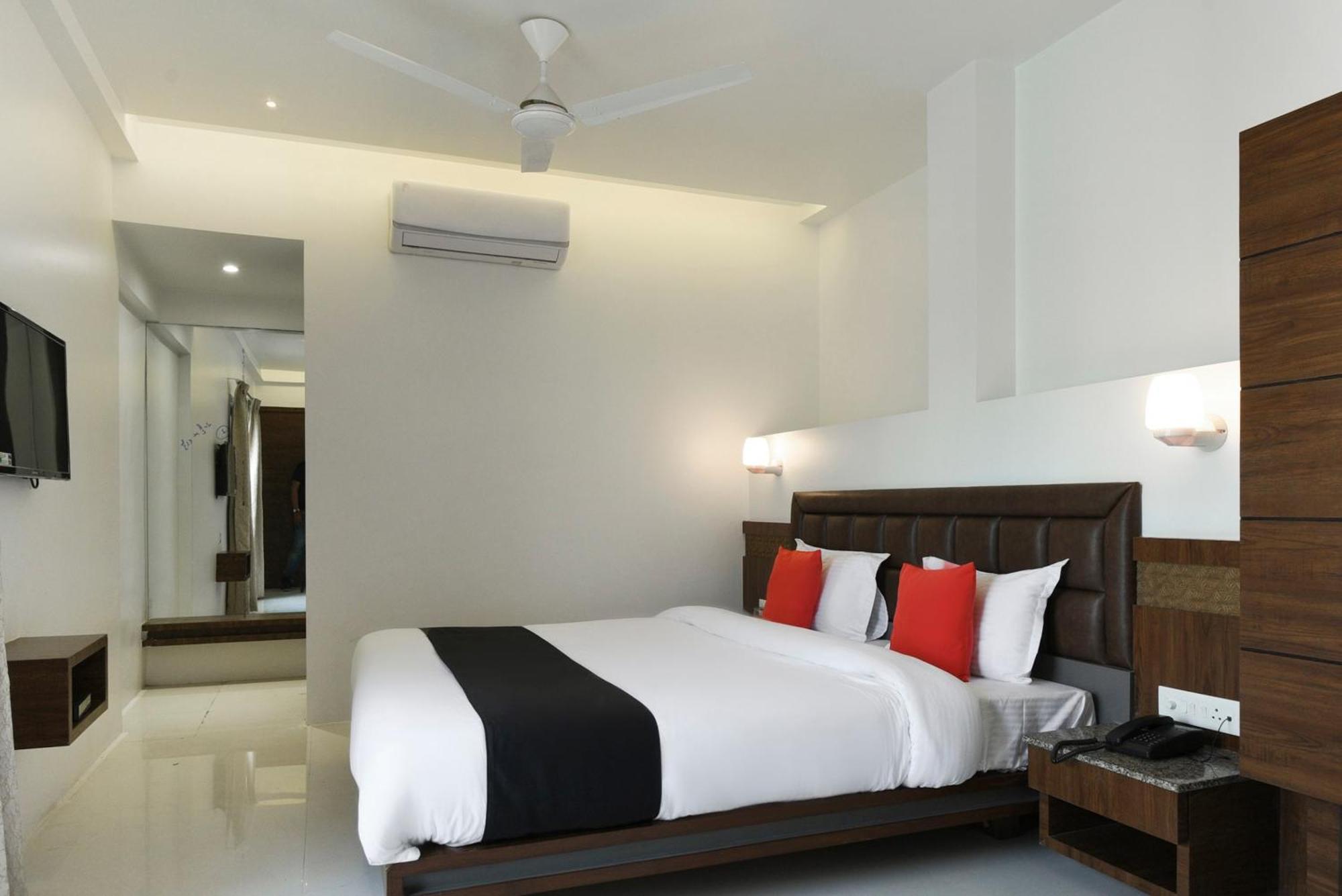 Oyo Flagship Hotel Shreeyash Executive Mangvadi Bagian luar foto
