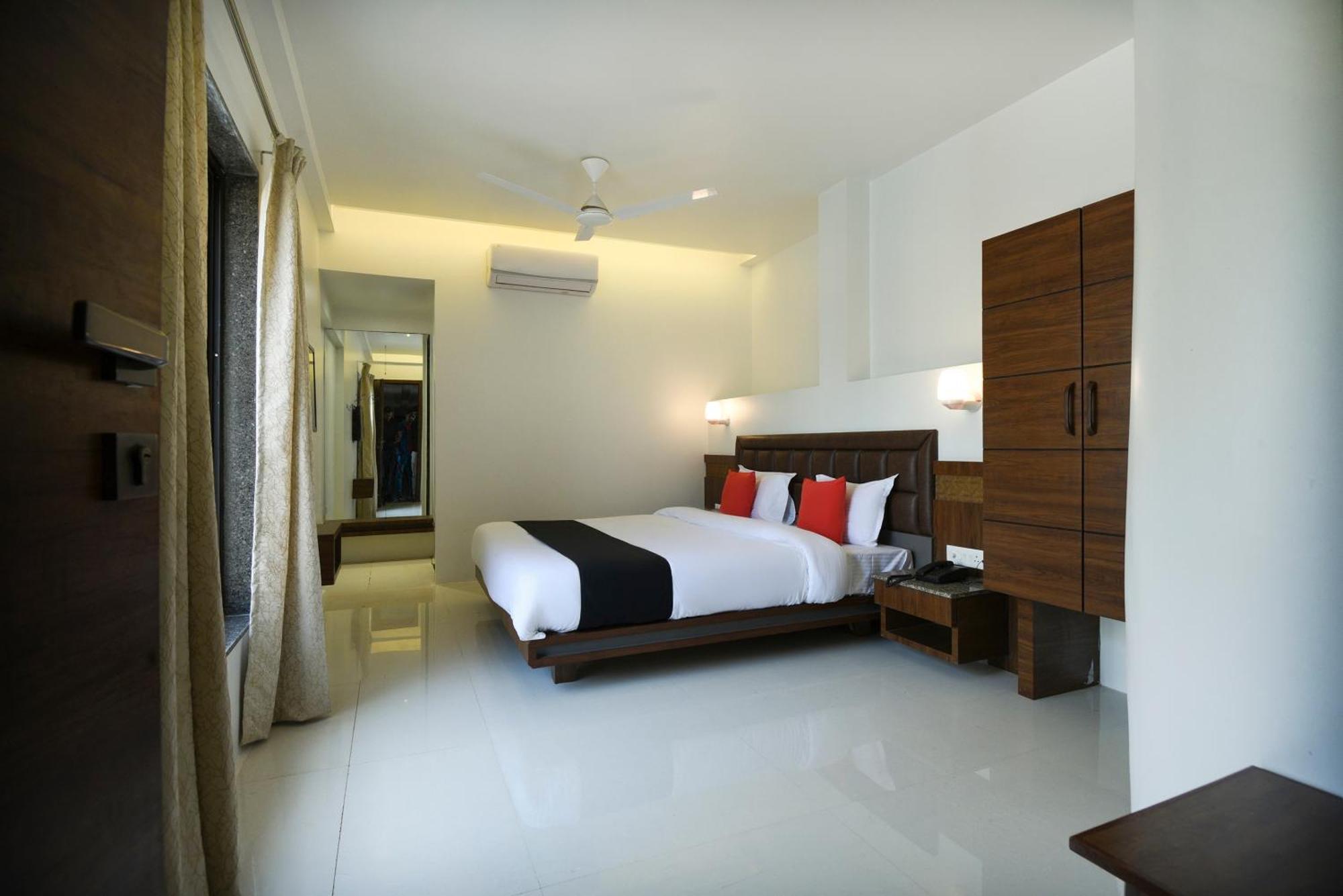 Oyo Flagship Hotel Shreeyash Executive Mangvadi Bagian luar foto