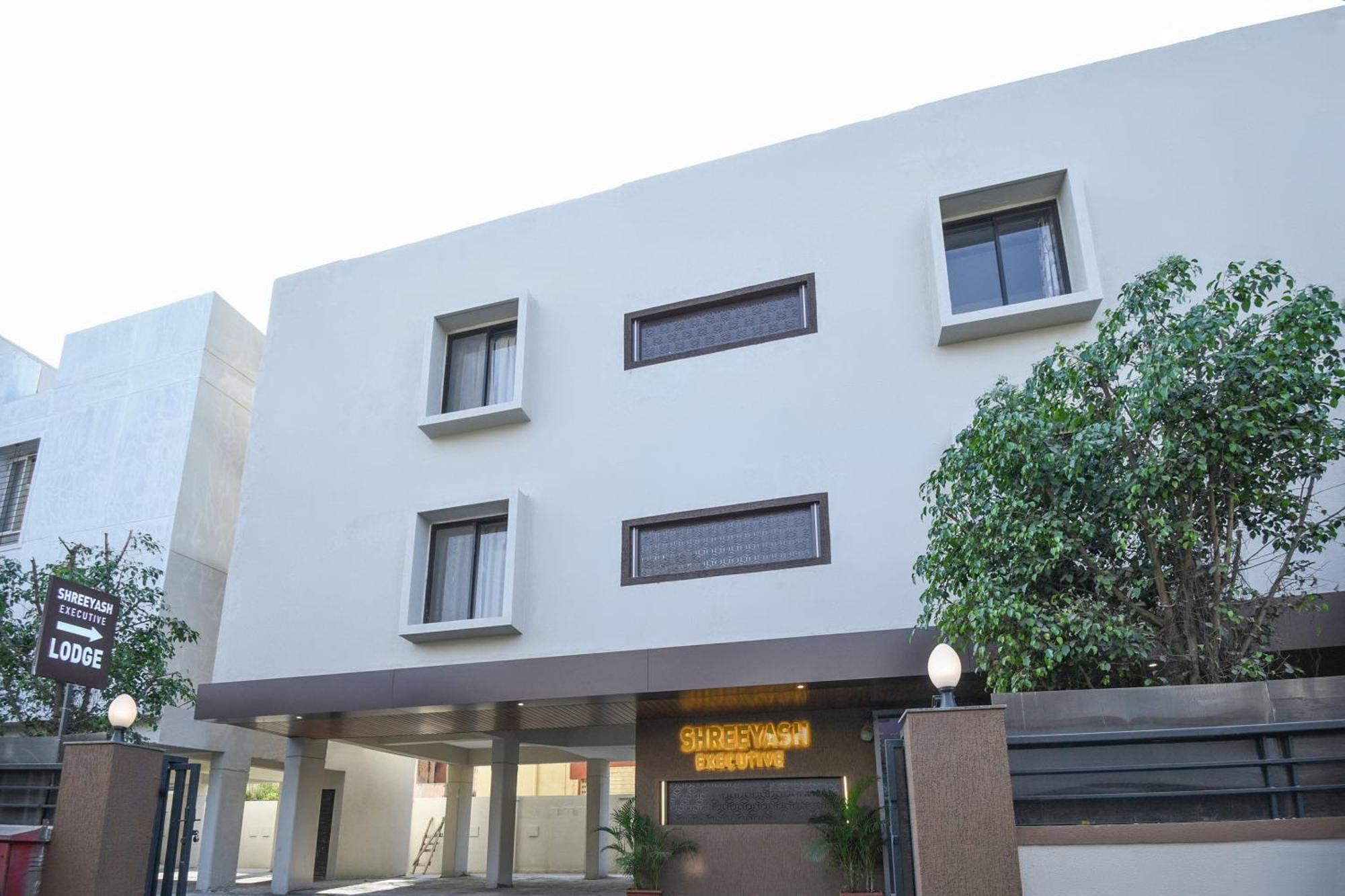 Oyo Flagship Hotel Shreeyash Executive Mangvadi Bagian luar foto