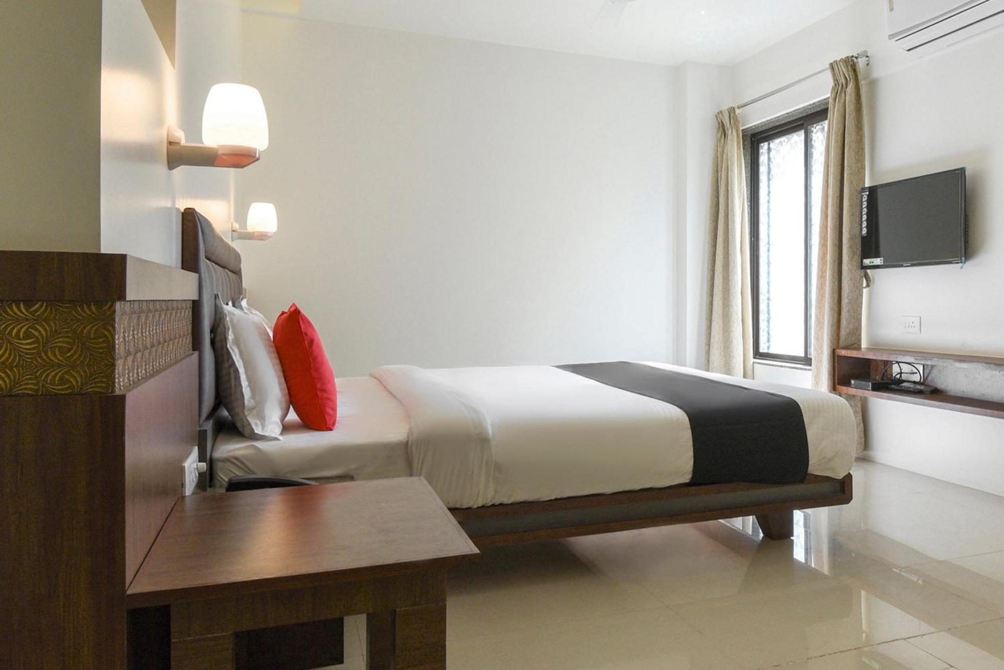 Oyo Flagship Hotel Shreeyash Executive Mangvadi Bagian luar foto