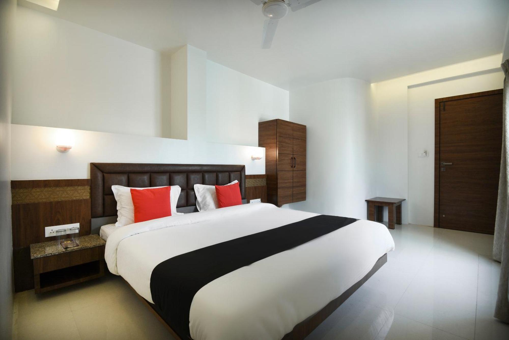 Oyo Flagship Hotel Shreeyash Executive Mangvadi Bagian luar foto