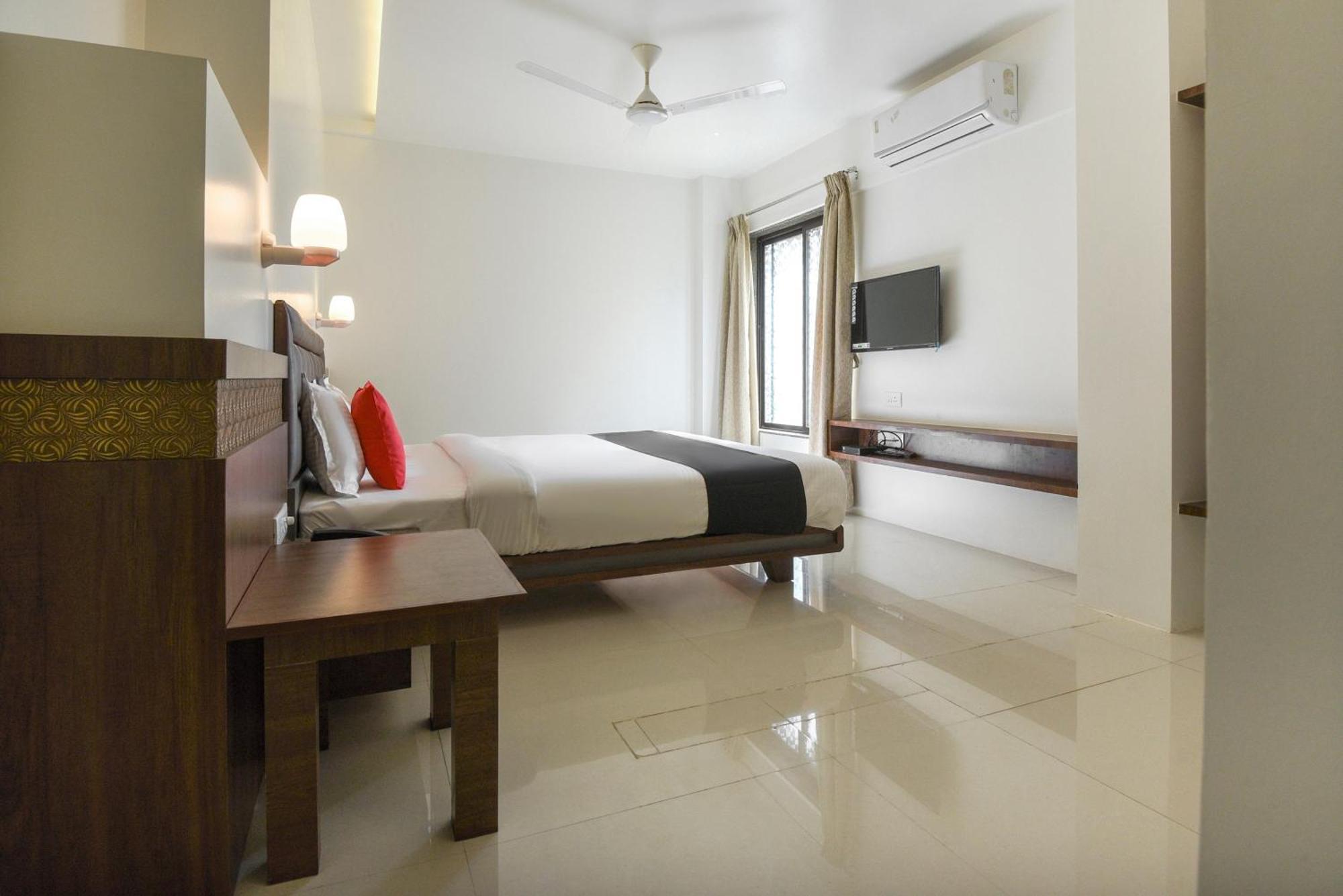 Oyo Flagship Hotel Shreeyash Executive Mangvadi Bagian luar foto