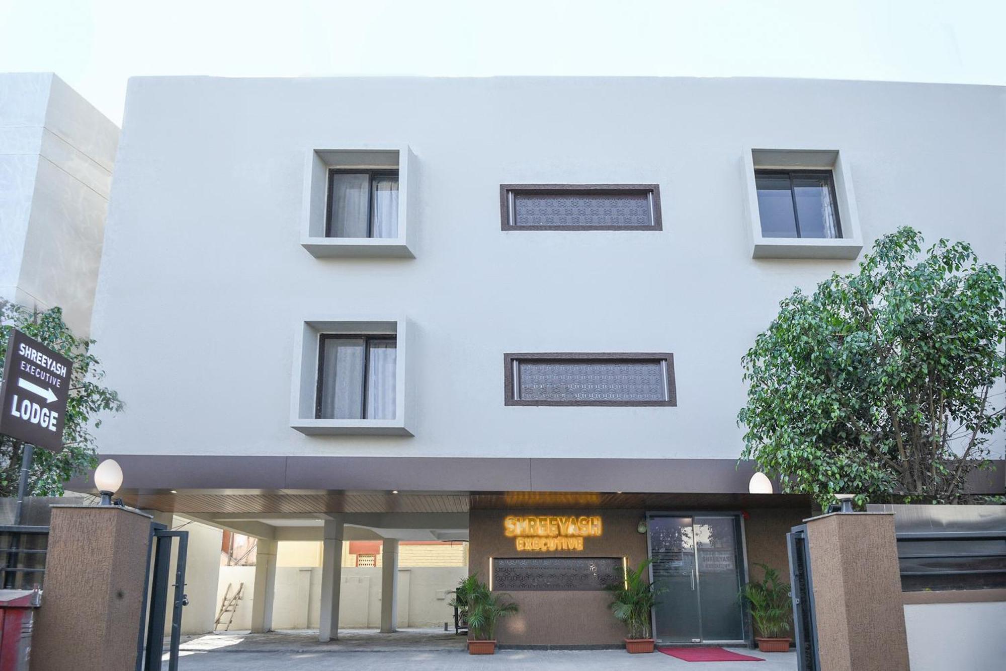 Oyo Flagship Hotel Shreeyash Executive Mangvadi Bagian luar foto